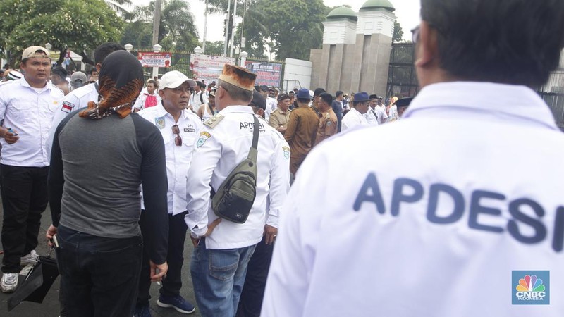 Demo APDESI di depan gerbang gedung MPR/DPR RI, Jakarta, Selasa (5/12/2023). (CNBC Indonesia/Muhammad Sabki)