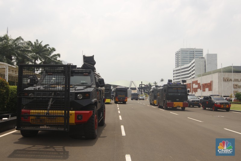 Demo APDESI di depan gerbang gedung MPR/DPR RI, Jakarta, Selasa (5/12/2023). (CNBC Indonesia/Muhammad Sabki)