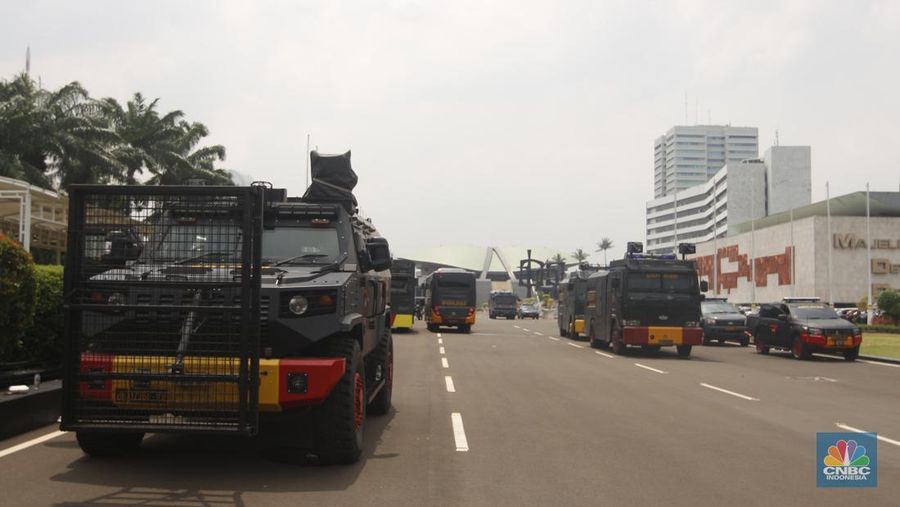 Demo APDESI di depan gerbang gedung MPR/DPR RI, Jakarta, Selasa (5/12/2023). (CNBC Indonesia/Muhammad Sabki)