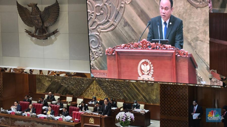 DPR ketok palu mengesahkan Rancangan Undang-Undang Perubahan Kedua Undang-Undang Nomor 11 Tahun 2008 Tentang Informasi dan Transaksi Elektronik (RUU ITE).  (CNBC Indonesia/Intan Rakhmayanti Dwei)