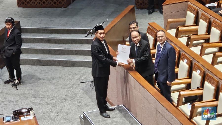 DPR ketok palu mengesahkan Rancangan Undang-Undang Perubahan Kedua Undang-Undang Nomor 11 Tahun 2008 Tentang Informasi dan Transaksi Elektronik (RUU ITE). (CNBC Indonesia/Intan Rakhmayanti Dwei)
