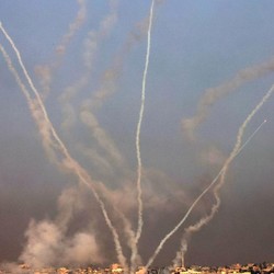 Serangan Balas Dendam Hizbullah ke Israel: 200 Roket Ditembak