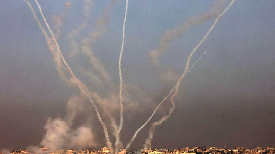 Gambar yang diambil dari Jalur Gaza selatan ini menunjukkan salvo roket yang ditembakkan ke arah Israel pada 4 Desember 2023, di tengah berlanjutnya pertempuran antara Israel dan kelompok militan Palestina Hamas. Israel telah memperluas perang daratnya terhadap Hamas hingga ke selatan Gaza, kata para saksi mata pada tanggal 4 Desember, meskipun ada kekhawatiran global atas meningkatnya kematian warga sipil dan kekhawatiran konflik akan menyebar ke tempat lain di Timur Tengah. (Photo by SAID KHATIB / AFP)