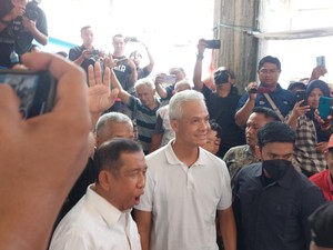Ganjar Blusukan ke Pasar Baru Balikpapan, Warga Curhat soal BBM-Harga Kedelai