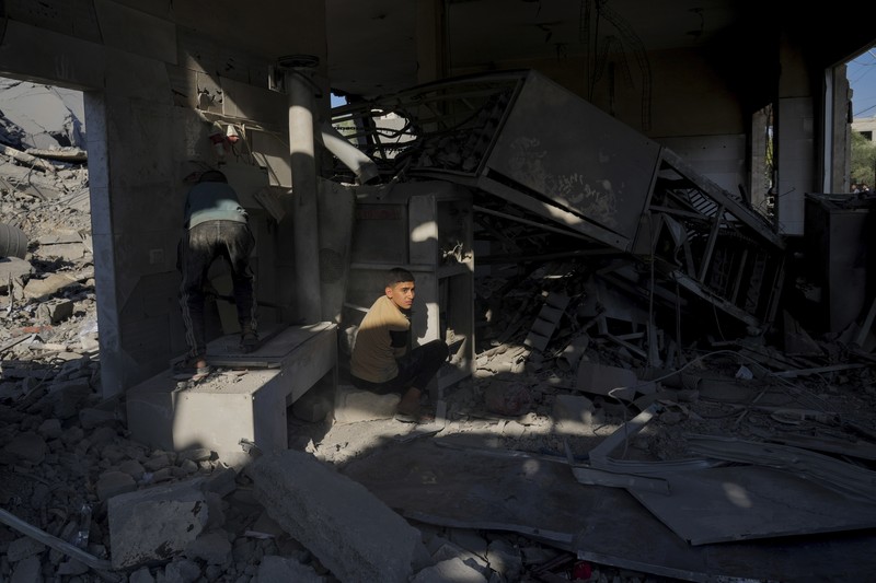 Tentara Israel beroperasi di Jalur Gaza, Senin (4/12/2023). (Israel Defense Forces/Handout via REUTERS) Tentara Israel beroperasi di Jalur Gaza, Senin (4/12/2023). (Israel Defense Forces/Handout via REUTERS)