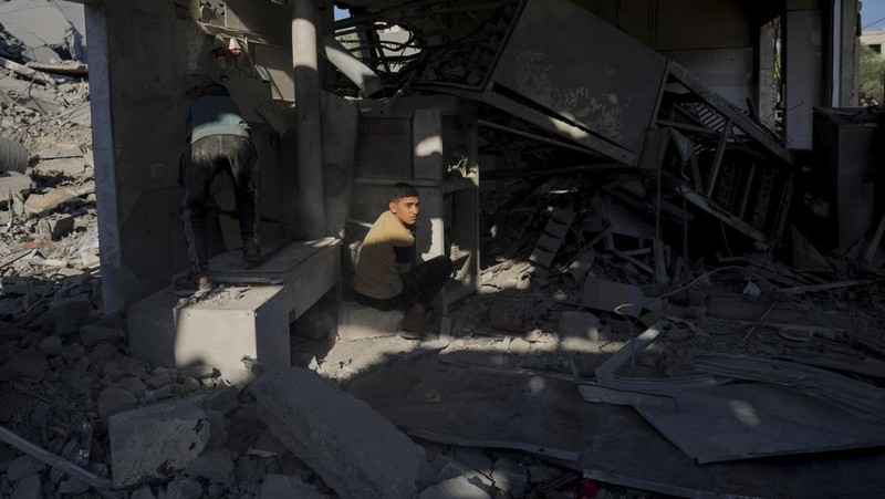 Tentara Israel beroperasi di Jalur Gaza, Senin (4/12/2023). (Israel Defense Forces/Handout via REUTERS)