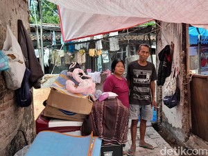 Kisah Pasutri Solo 2 Bulan Tidur Beratap Terpal di Rumah Ludes Terbakar