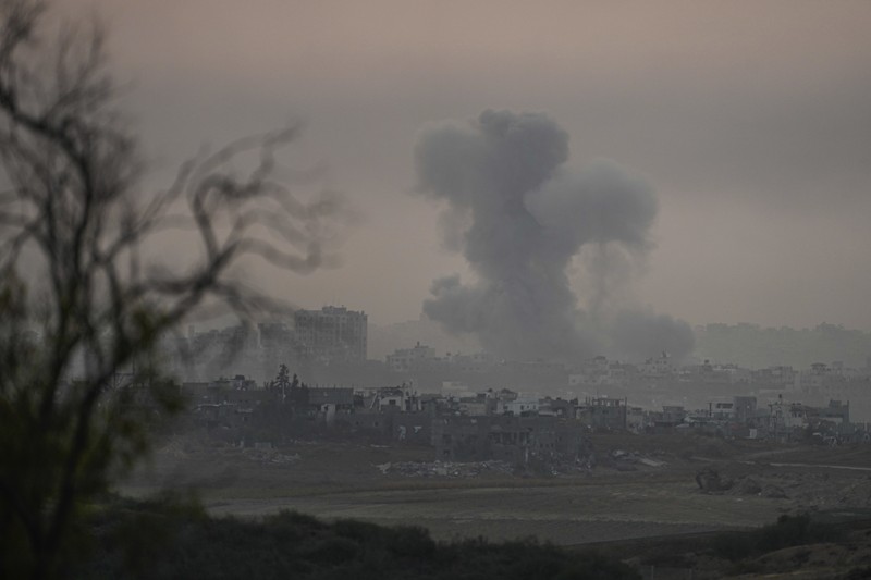 Tentara Israel beroperasi di Jalur Gaza, Senin (4/12/2023). (Israel Defense Forces/Handout via REUTERS) Tentara Israel beroperasi di Jalur Gaza, Senin (4/12/2023). (Israel Defense Forces/Handout via REUTERS)