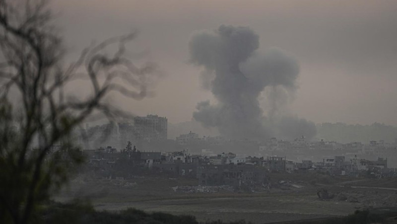 Tentara Israel beroperasi di Jalur Gaza, Senin (4/12/2023). (Israel Defense Forces/Handout via REUTERS)
