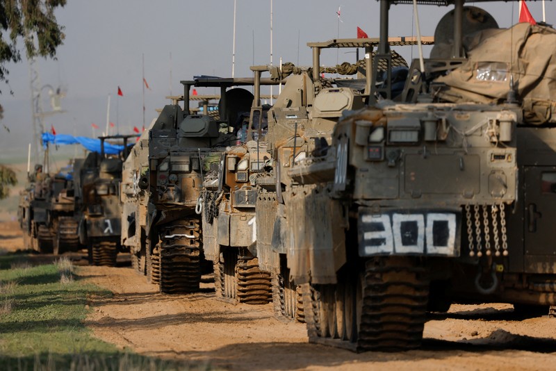 Konvoi tank Israel bermanuver di dekat perbatasan Israel dengan Gaza, di tengah konflik yang sedang berlangsung antara Israel dan kelompok Islam Palestina Hamas, di Israel, 4 Desember 2023. (REUTERS/Amir Cohen)