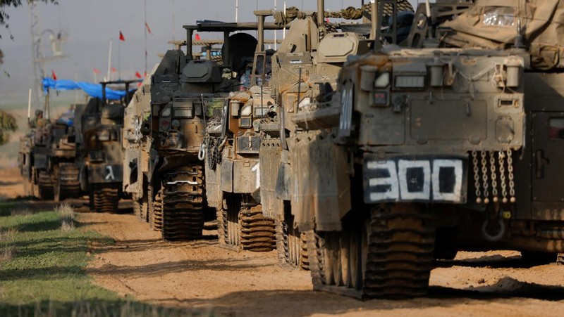 Konvoi tank Israel bermanuver di dekat perbatasan Israel dengan Gaza, di tengah konflik yang sedang berlangsung antara Israel dan kelompok Islam Palestina Hamas, di Israel, 4 Desember 2023. (REUTERS/Amir Cohen)