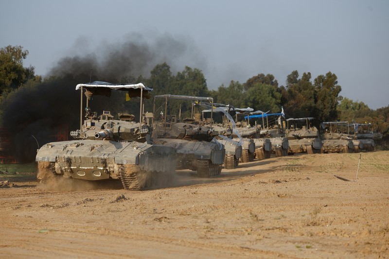 Konvoi tank Israel bermanuver di dekat perbatasan Israel dengan Gaza, di tengah konflik yang sedang berlangsung antara Israel dan kelompok Islam Palestina Hamas, di Israel, 4 Desember 2023. Konvoi tank Israel bermanuver di dekat perbatasan Israel dengan Gaza, di tengah konflik yang sedang berlangsung antara Israel dan kelompok Islam Palestina Hamas, di Israel, 4 Desember 2023. (REUTERS/Amir Cohen)