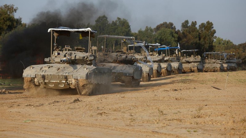 Konvoi tank Israel bermanuver di dekat perbatasan Israel dengan Gaza, di tengah konflik yang sedang berlangsung antara Israel dan kelompok Islam Palestina Hamas, di Israel, 4 Desember 2023. (REUTERS/Amir Cohen)