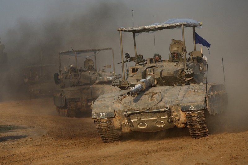 Konvoi tank Israel bermanuver di dekat perbatasan Israel dengan Gaza, di tengah konflik yang sedang berlangsung antara Israel dan kelompok Islam Palestina Hamas, di Israel, 4 Desember 2023. Konvoi tank Israel bermanuver di dekat perbatasan Israel dengan Gaza, di tengah konflik yang sedang berlangsung antara Israel dan kelompok Islam Palestina Hamas, di Israel, 4 Desember 2023. (REUTERS/Amir Cohen)