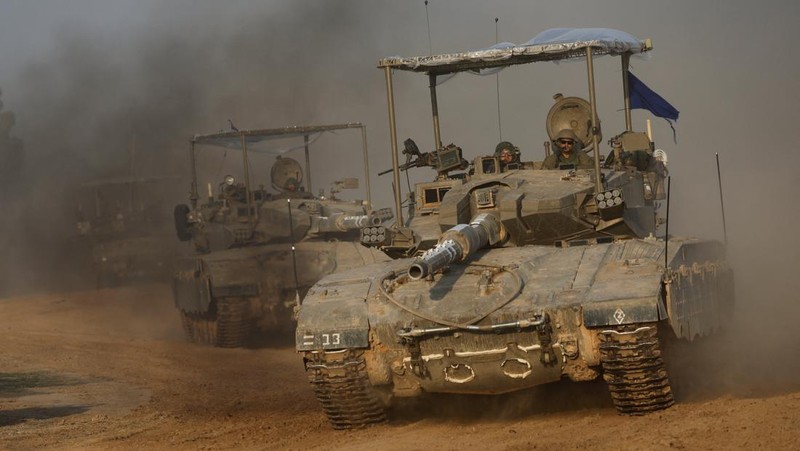 Konvoi tank Israel bermanuver di dekat perbatasan Israel dengan Gaza, di tengah konflik yang sedang berlangsung antara Israel dan kelompok Islam Palestina Hamas, di Israel, 4 Desember 2023. (REUTERS/Amir Cohen)