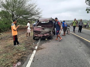 Brakk! Truk Vs Pikap di JJLS Bantul, 3 Orang Luka
