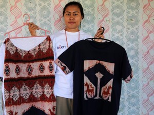 Limbah Kain Tenun Sumba Disulap Jadi Busana Cantik