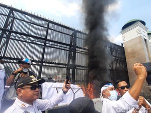 Massa Demo Apdesi Bakar-bakar Depan DPR, Api Disemprot Water Cannon