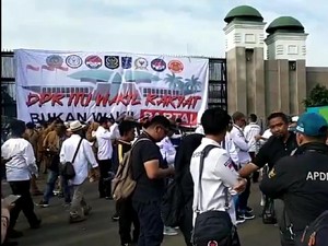 Ada Demo Apdesi di Depan DPR, Lalin Arah Slipi Terpantau Padat