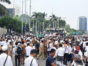 Massa Apdesi Tumpah Ruah, Jalan di Depan DPR Ditutup Total