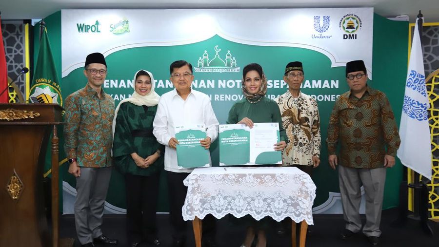 MoU kerja sama antara Dewan Masjid Indonesia (DMI) dan Unilever Indonesia ditandatangani langsung oleh Dr. (H.C.) Drs. H. Muhammad Jusuf Kalla – Ketua Umum DMI dan Ira Noviarti – Presiden Direktur Unilever Indonesia, disaksikan jajaran direktur Unilever Indonesia beserta jajaran pimpinan pusat DMI (Dok Unilever Indonesia)