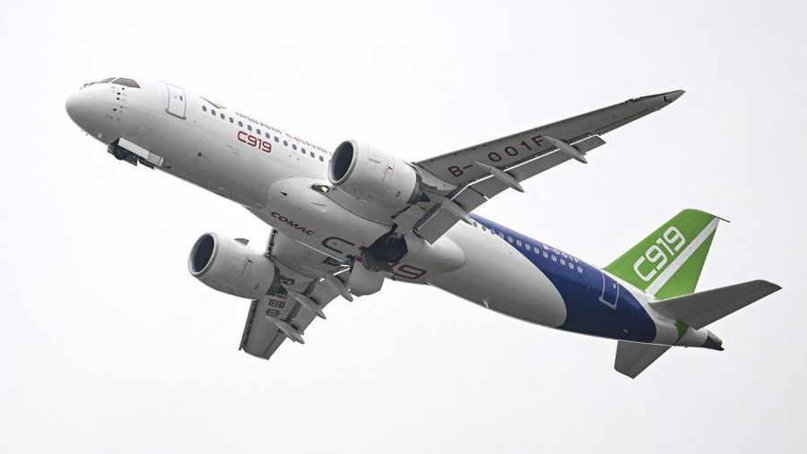 Pesawat C919 Commercial Aircraft Corp of China (COMAC), jet penumpang besar pertama yang diproduksi di dalam negeri Tiongkok, tampil pada Airshow China 2022 di Zhuhai, di provinsi Guangdong, Tiongkok selatan pada 8 November 2022. (Photo by CNS / AFP/File Foto)