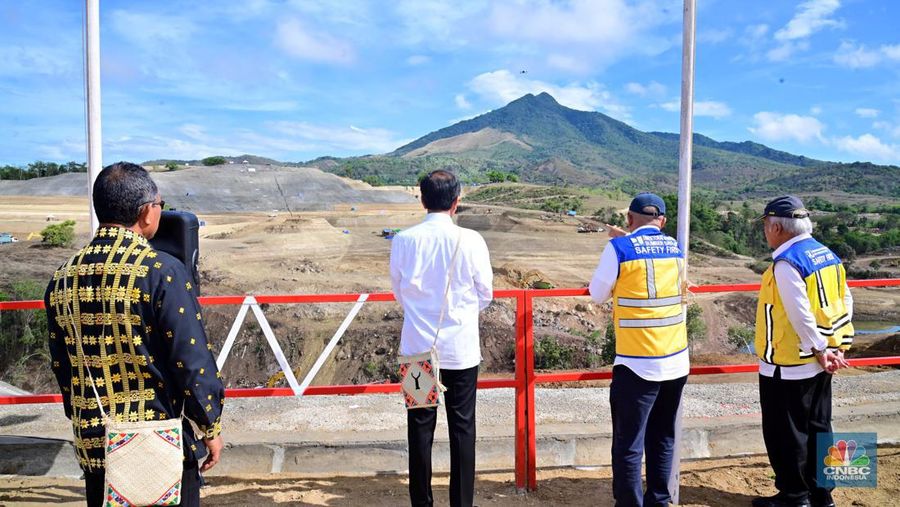 Presiden Joko Widodo (Jokowi) meninjau pembangunan Bendungan Mbay di Kabupaten Nagekeo, Nusa Tenggara Timur (NTT), Selasa (5/12/2023). (CNBC Indonesia/Emir Yanwardhana)