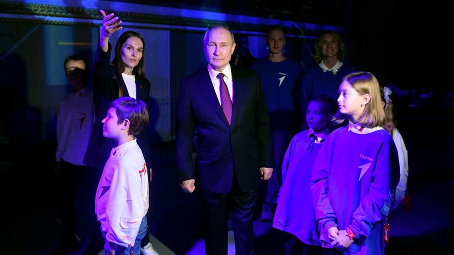Presiden Rusia Vladimir Putin mengunjungi forum dan pameran 