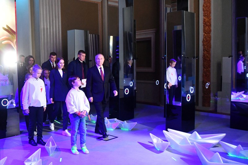 Presiden Rusia Vladimir Putin mengunjungi forum dan pameran 