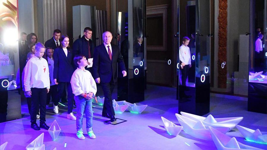 Presiden Rusia Vladimir Putin mengunjungi forum dan pameran 