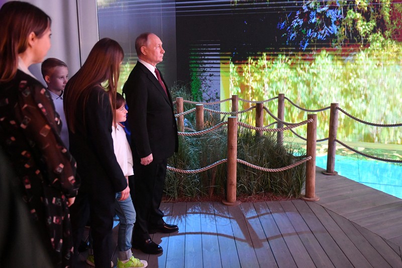 Presiden Rusia Vladimir Putin mengunjungi forum dan pameran 