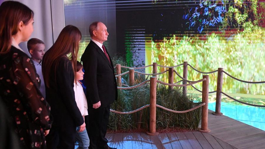 Presiden Rusia Vladimir Putin mengunjungi forum dan pameran 