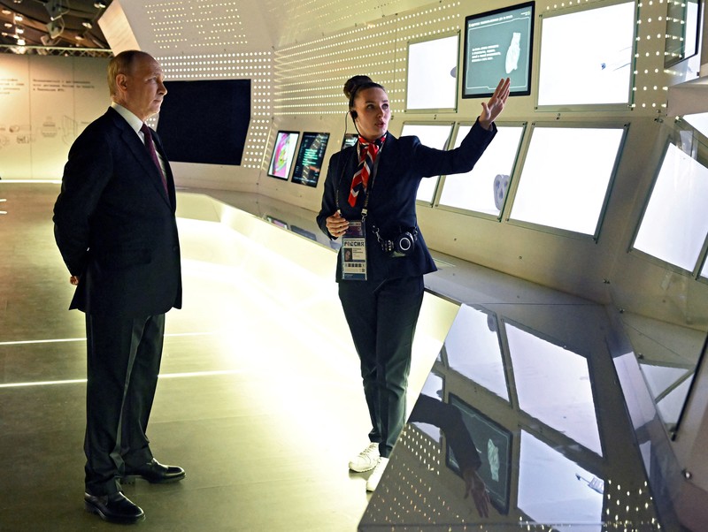 Presiden Rusia Vladimir Putin mengunjungi forum dan pameran 