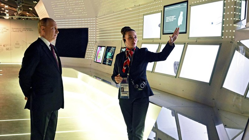 Presiden Rusia Vladimir Putin mengunjungi forum dan pameran 