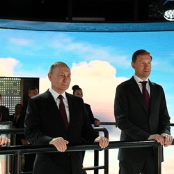 Detik-Detik Putin Tunjukan Tombol Nuklir Rusia ke Publik