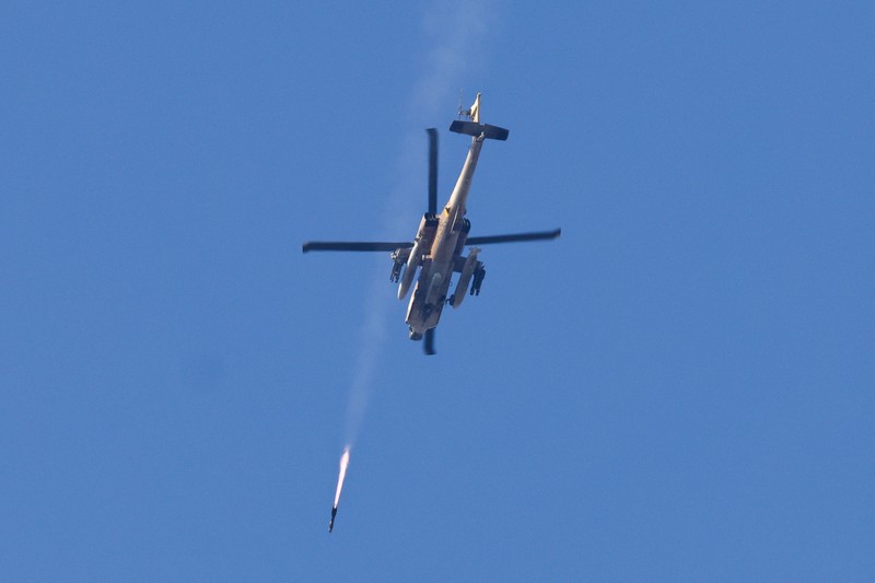 Sebuah helikopter menembakkan roket, di tengah konflik yang sedang berlangsung antara Israel dan kelompok Islam Palestina Hamas, terlihat dari Israel selatan, 4 Desember 2023. Sebuah helikopter menembakkan roket, di tengah konflik yang sedang berlangsung antara Israel dan kelompok Islam Palestina Hamas, terlihat dari Israel selatan, 4 Desember 2023. (REUTERS/Athit Perawongmetha)