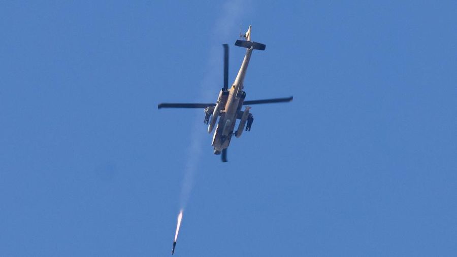 Sebuah helikopter menembakkan roket, di tengah konflik yang sedang berlangsung antara Israel dan kelompok Islam Palestina Hamas, terlihat dari Israel selatan, 4 Desember 2023. (REUTERS/Athit Perawongmetha)