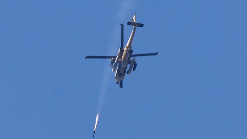Sebuah helikopter menembakkan roket, di tengah konflik yang sedang berlangsung antara Israel dan kelompok Islam Palestina Hamas, terlihat dari Israel selatan, 4 Desember 2023. (REUTERS/Athit Perawongmetha)