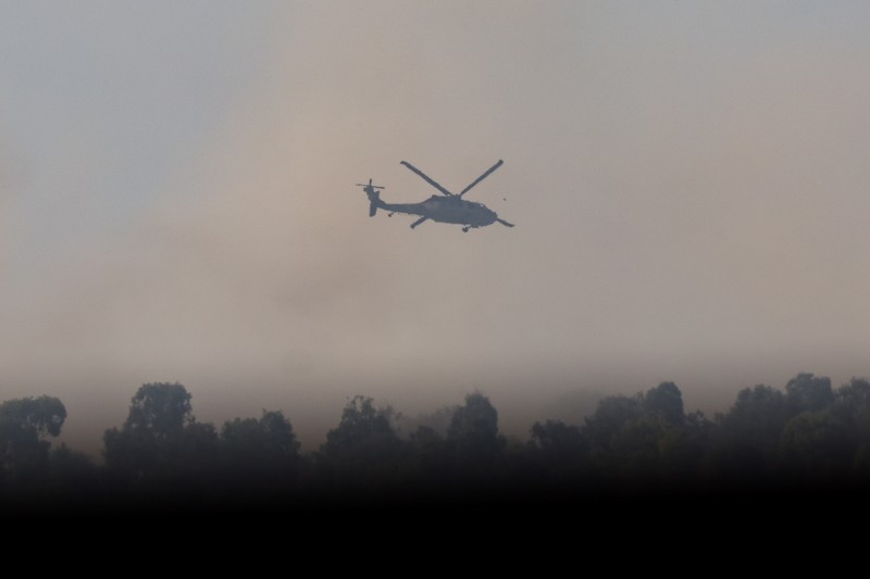 Sebuah helikopter menembakkan roket, di tengah konflik yang sedang berlangsung antara Israel dan kelompok Islam Palestina Hamas, terlihat dari Israel selatan, 4 Desember 2023. Sebuah helikopter menembakkan roket, di tengah konflik yang sedang berlangsung antara Israel dan kelompok Islam Palestina Hamas, terlihat dari Israel selatan, 4 Desember 2023. (REUTERS/Athit Perawongmetha)