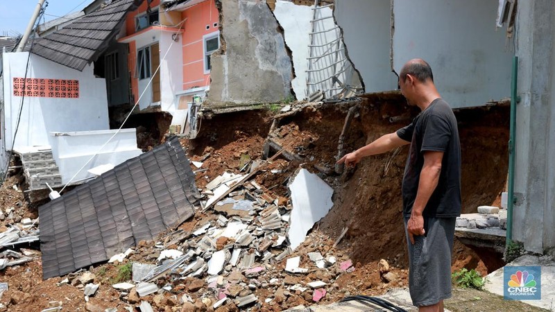 Sejumlah warga melihat kondisi rumah yang longsor di Kawasan Desa Kuripan, Kecamatan Ciseeng, Kabupaten Bogor, Jawa Barat, Selasa, (5/12/2023). (CNBC Indonesia/Muhammad Sabki)
