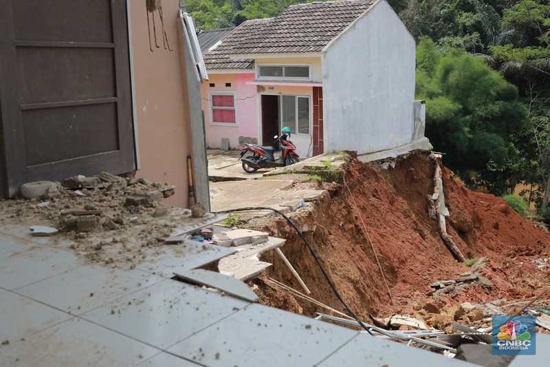 Sejumlah warga melihat kondisi rumah yang longsor di Kawasan Desa Kuripan, Kecamatan Ciseeng, Kabupaten Bogor, Jawa Barat, Selasa, (5/12/2023). Sejumlah warga melihat kondisi rumah yang longsor di Kawasan Desa Kuripan, Kecamatan Ciseeng, Kabupaten Bogor, Jawa Barat, Selasa, (5/12/2023). (CNBC Indonesia/Muhammad Sabki)