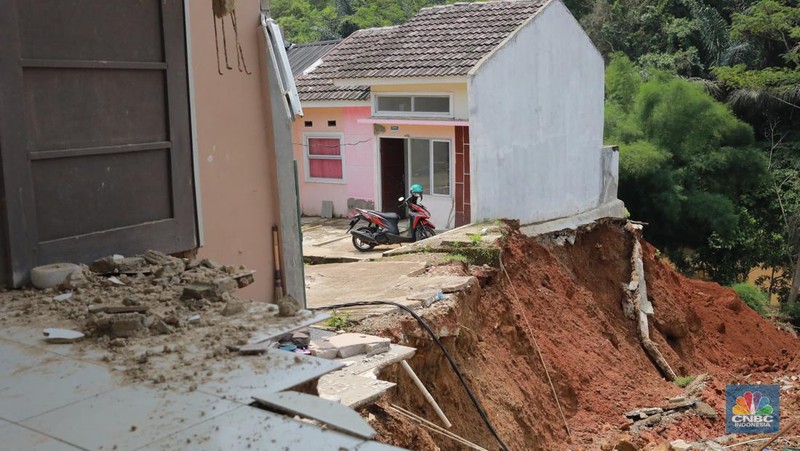 Sejumlah warga melihat kondisi rumah yang longsor di Kawasan Desa Kuripan, Kecamatan Ciseeng, Kabupaten Bogor, Jawa Barat, Selasa, (5/12/2023). (CNBC Indonesia/Muhammad Sabki)