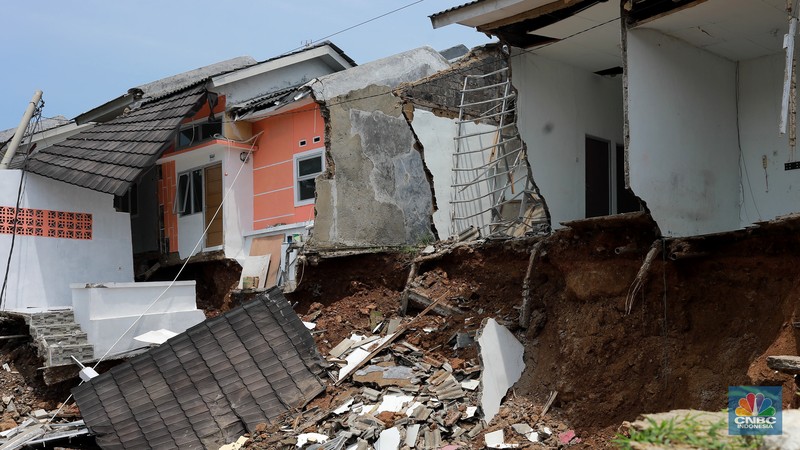 Sejumlah warga melihat kondisi rumah yang longsor di Kawasan Desa Kuripan, Kecamatan Ciseeng, Kabupaten Bogor, Jawa Barat, Selasa, (5/12/2023). Sejumlah warga melihat kondisi rumah yang longsor di Kawasan Desa Kuripan, Kecamatan Ciseeng, Kabupaten Bogor, Jawa Barat, Selasa, (5/12/2023). (CNBC Indonesia/Muhammad Sabki)