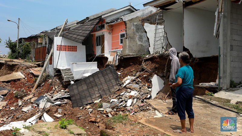 Sejumlah warga melihat kondisi rumah yang longsor di Kawasan Desa Kuripan, Kecamatan Ciseeng, Kabupaten Bogor, Jawa Barat, Selasa, (5/12/2023). Sejumlah warga melihat kondisi rumah yang longsor di Kawasan Desa Kuripan, Kecamatan Ciseeng, Kabupaten Bogor, Jawa Barat, Selasa, (5/12/2023). (CNBC Indonesia/Muhammad Sabki)