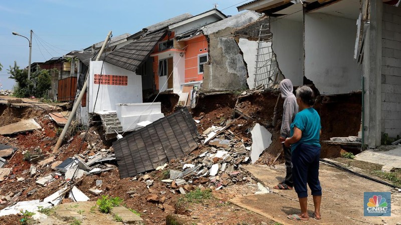 Sejumlah warga melihat kondisi rumah yang longsor di Kawasan Desa Kuripan, Kecamatan Ciseeng, Kabupaten Bogor, Jawa Barat, Selasa, (5/12/2023). (CNBC Indonesia/Muhammad Sabki)
