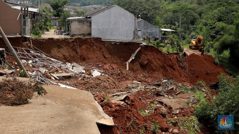 Sejumlah warga melihat kondisi rumah yang longsor di Kawasan Desa Kuripan, Kecamatan Ciseeng, Kabupaten Bogor, Jawa Barat, Selasa, (5/12/2023). (CNBC Indonesia/Muhammad Sabki)