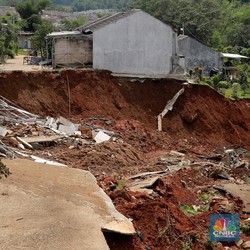 Potret Ngenes Rumah Subsidi, Rusak Parah karena Longsor