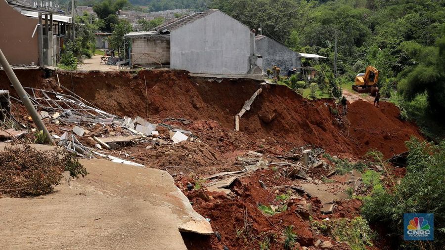 Sejumlah warga melihat kondisi rumah yang longsor di Kawasan Desa Kuripan, Kecamatan Ciseeng, Kabupaten Bogor, Jawa Barat, Selasa, (5/12/2023). (CNBC Indonesia/Muhammad Sabki)