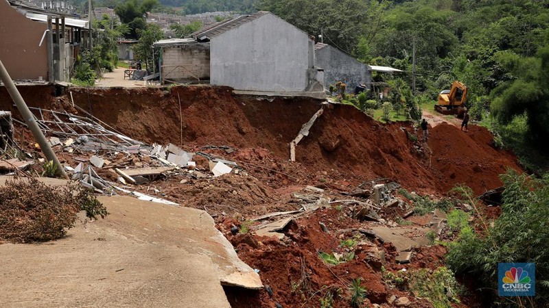 Sejumlah warga melihat kondisi rumah yang longsor di Kawasan Desa Kuripan, Kecamatan Ciseeng, Kabupaten Bogor, Jawa Barat, Selasa, (5/12/2023). (CNBC Indonesia/Muhammad Sabki)