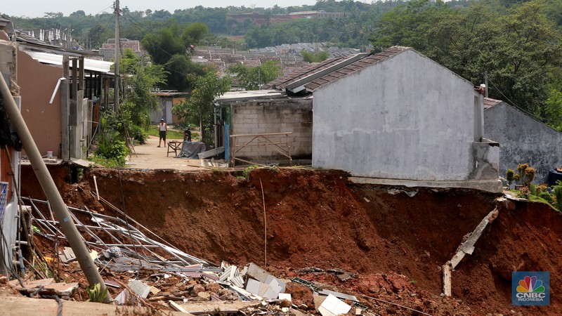 Sejumlah warga melihat kondisi rumah yang longsor di Kawasan Desa Kuripan, Kecamatan Ciseeng, Kabupaten Bogor, Jawa Barat, Selasa, (5/12/2023). Sejumlah warga melihat kondisi rumah yang longsor di Kawasan Desa Kuripan, Kecamatan Ciseeng, Kabupaten Bogor, Jawa Barat, Selasa, (5/12/2023). (CNBC Indonesia/Muhammad Sabki)